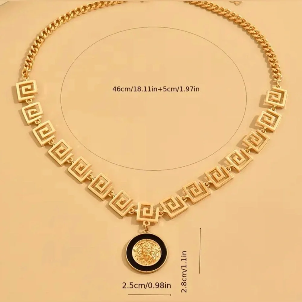 NECKLACE: Gold Tone Elegant Lion Head Pendant. Zinc Alloy. NIP